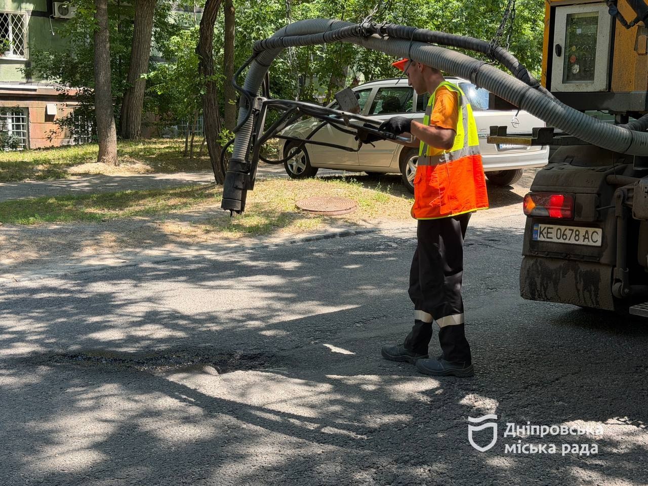 У Дніпрі продовжують усувати аварійну ямковість: з початку року відремонтовано понад 170 тисяч квадратних метрів доріг - 11.06.2026