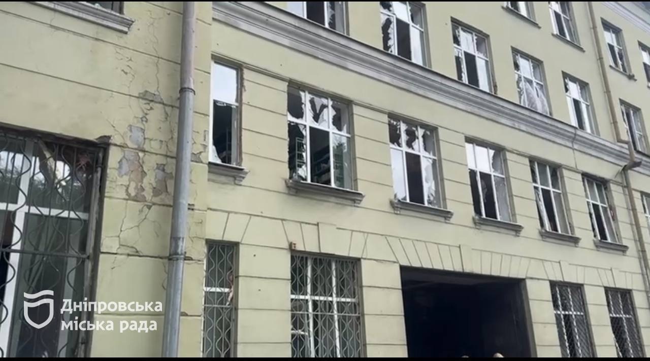 Дніпро оговтується після нічної атаки 15 червня: комунальники продовжують долати наслідки - 15.06.2026