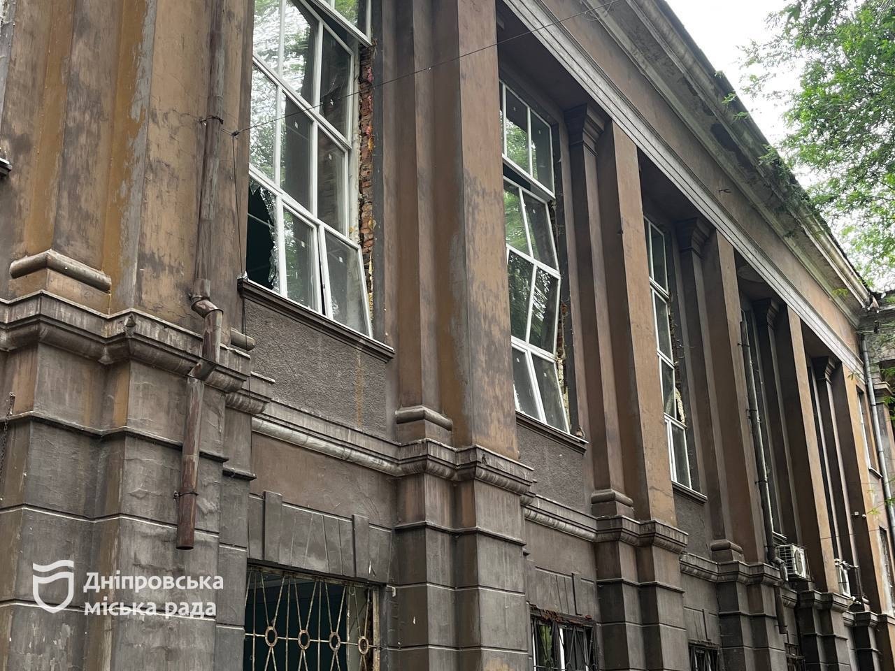 Дніпро оговтується після нічної атаки 15 червня: комунальники продовжують долати наслідки - 15.06.2026