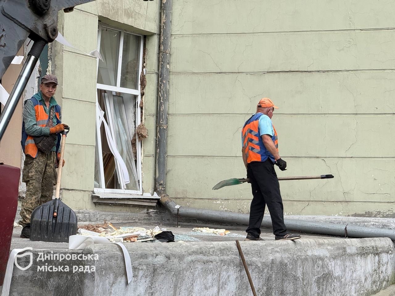 Дніпро оговтується після нічної атаки 15 червня: комунальники продовжують долати наслідки - 15.06.2026