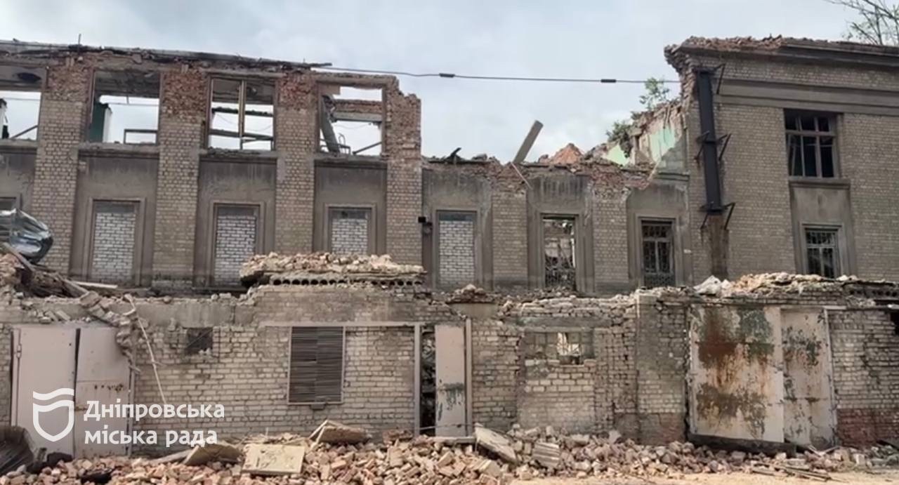 Дніпро оговтується після нічної атаки 15 червня: комунальники продовжують долати наслідки - 15.06.2026