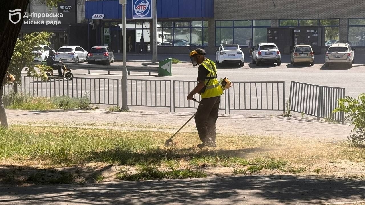 Задля чистоти та безпеки. Комунальні служби Дніпра комплексно упорядковують прибудинкові території - 16.06.2026