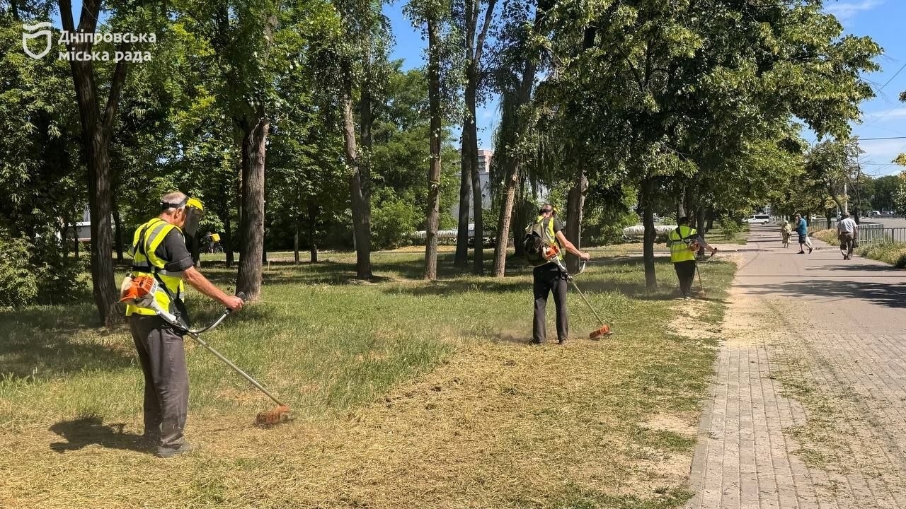 Задля чистоти та безпеки. Комунальні служби Дніпра комплексно упорядковують прибудинкові території - 16.06.2026