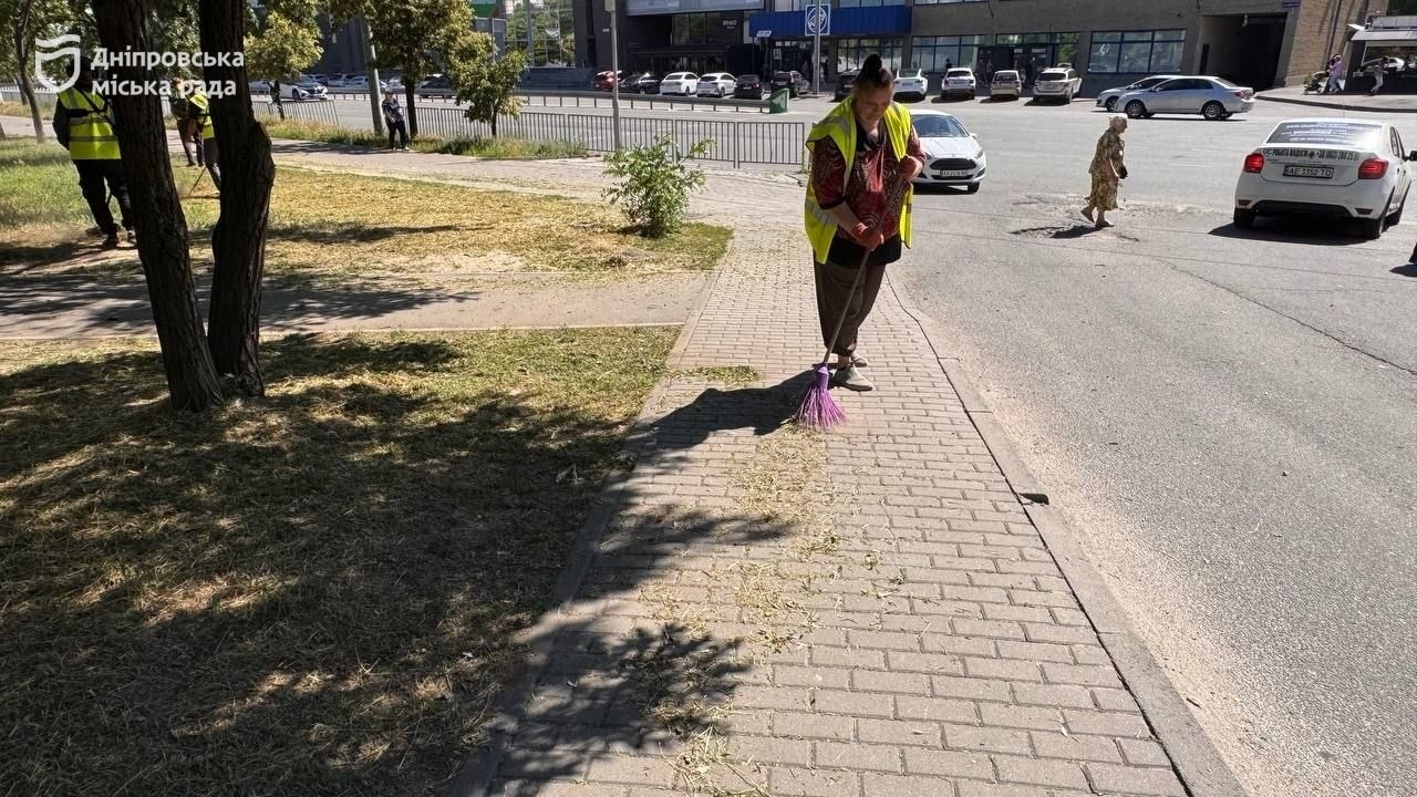Задля чистоти та безпеки. Комунальні служби Дніпра комплексно упорядковують прибудинкові території - 16.06.2026