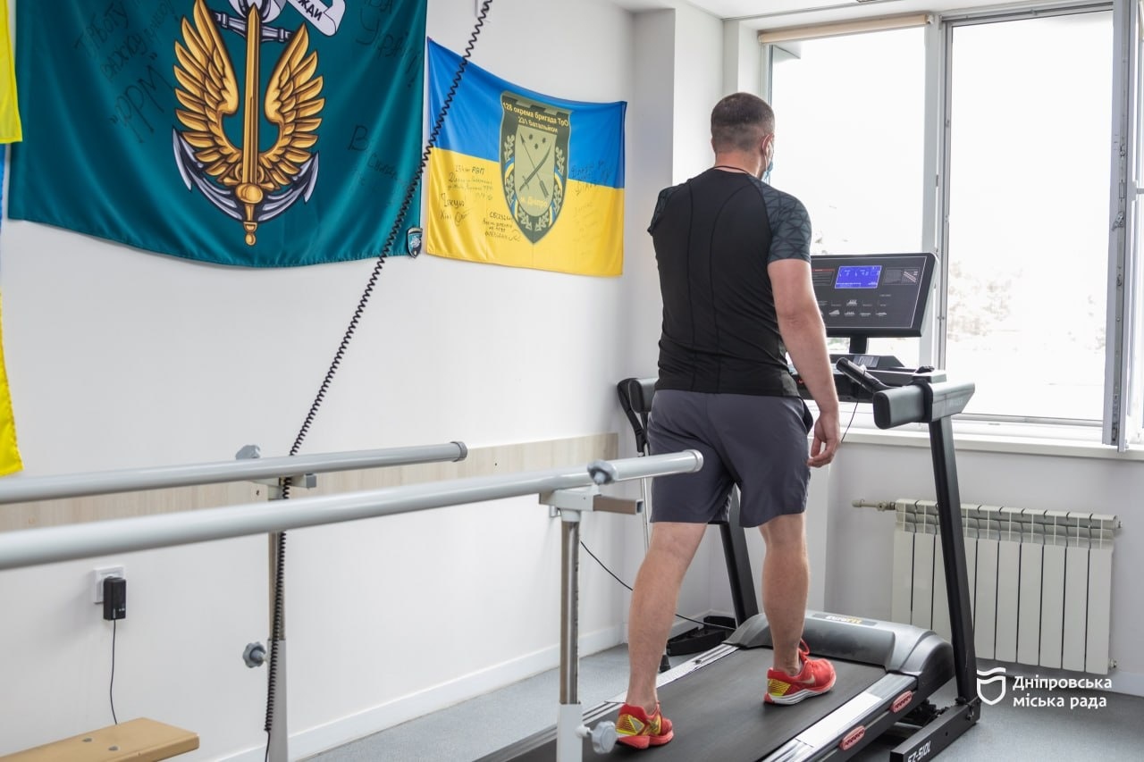 Військовий, який потрапив під атаку FPV-дрона, відновлюється у реабілітаційному центрі Дніпра - 18.06.2026