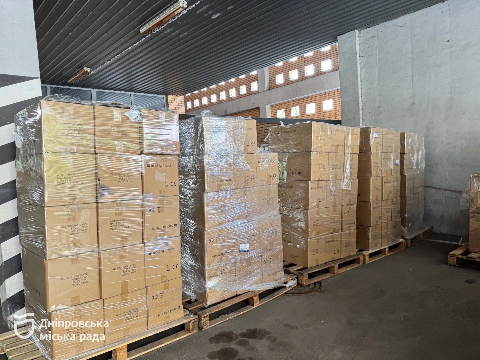 Дніпро отримав 47 зарядних станцій і понад 900 освітлювальних приладів від чеських партнерів - 19.06..2026