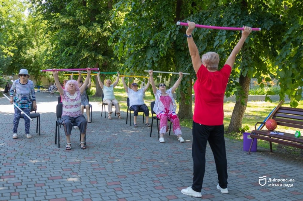 «Зник біль у плечі та покращилося здоров'я». Дніпро піклується про активне довголіття людей поважного віку