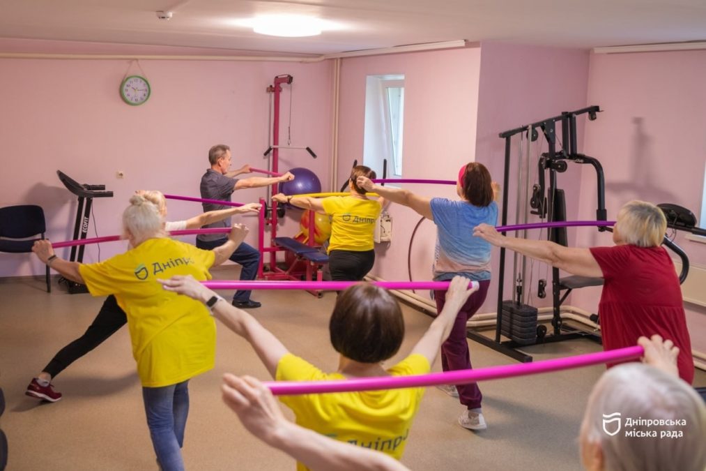 «Зник біль у плечі та покращилося здоров'я». Дніпро піклується про активне довголіття людей поважного віку