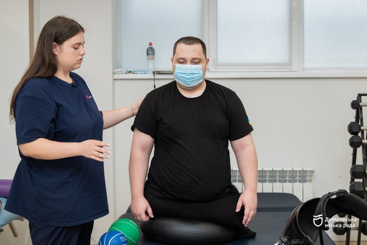 «Замість 15 хвилин тепер можу ходити 2 години». Історія 27-річного аеророзвідника, який заново вчиться ходити на подвійних протезах у реабілітаційному центрі Дніпра - 25.06.2026