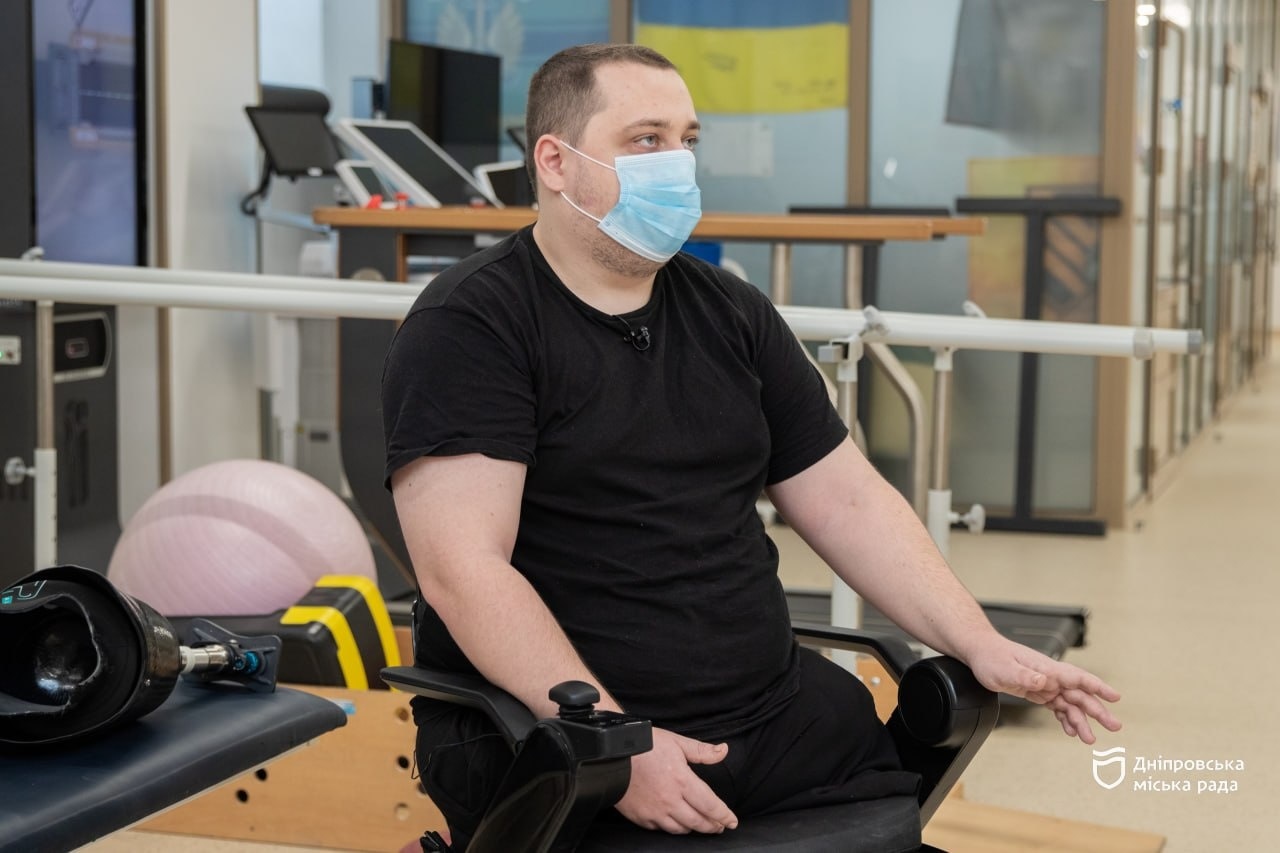«Замість 15 хвилин тепер можу ходити 2 години». Історія 27-річного аеророзвідника, який заново вчиться ходити на подвійних протезах у реабілітаційному центрі Дніпра - 25.06.2026