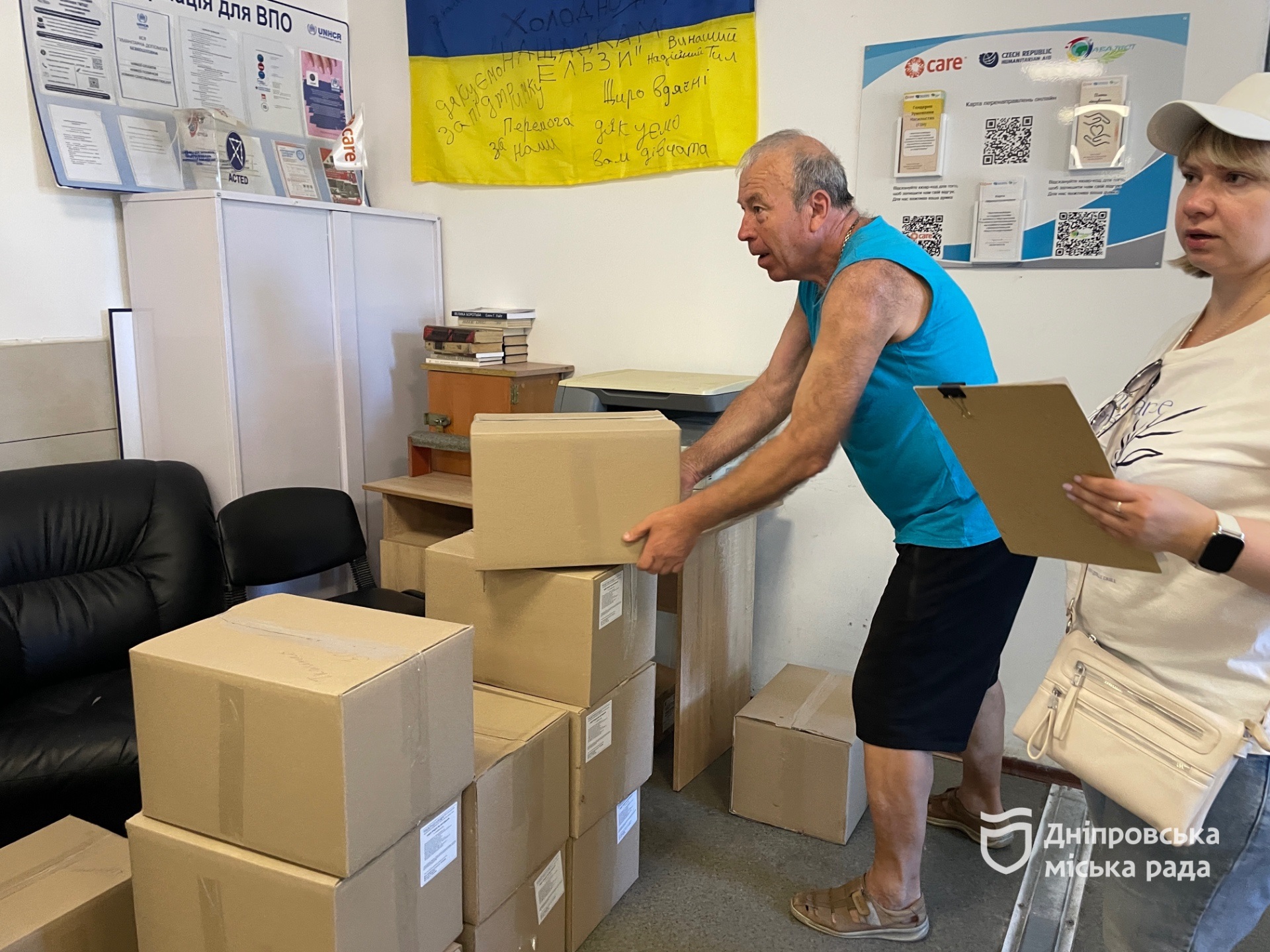 «Вдячні Дніпру за підтримку. Це так цінно!» — переселенці про безкоштовні набори продуктів харчування