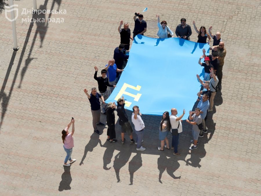 «Приємно, що сьогодні наш прапор замайорів поруч із прапором України», — представник кримськотатарського народу про підняття прапора у Дніпрі