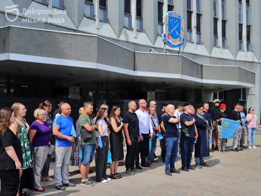 «Приємно, що сьогодні наш прапор замайорів поруч із прапором України», — представник кримськотатарського народу про підняття прапора у Дніпрі