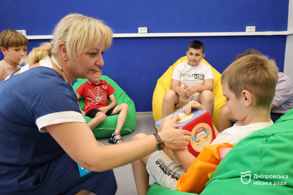 «Ми малюємо, граємося, дивимося мультфільми. Є комп’ютери та багато різних матеріалів для занять», — школярі про відкриття у Дніпрі нових цифрових освітніх центрів