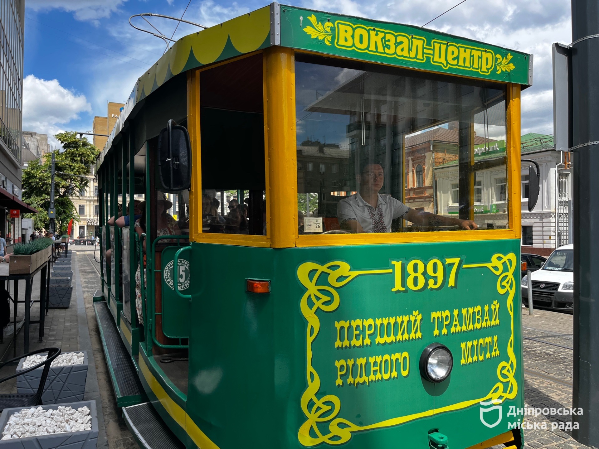 Ретротрамвай із оркестром. У Дніпрі відзначають 129-річчя електротранспорту - 26.06.2026