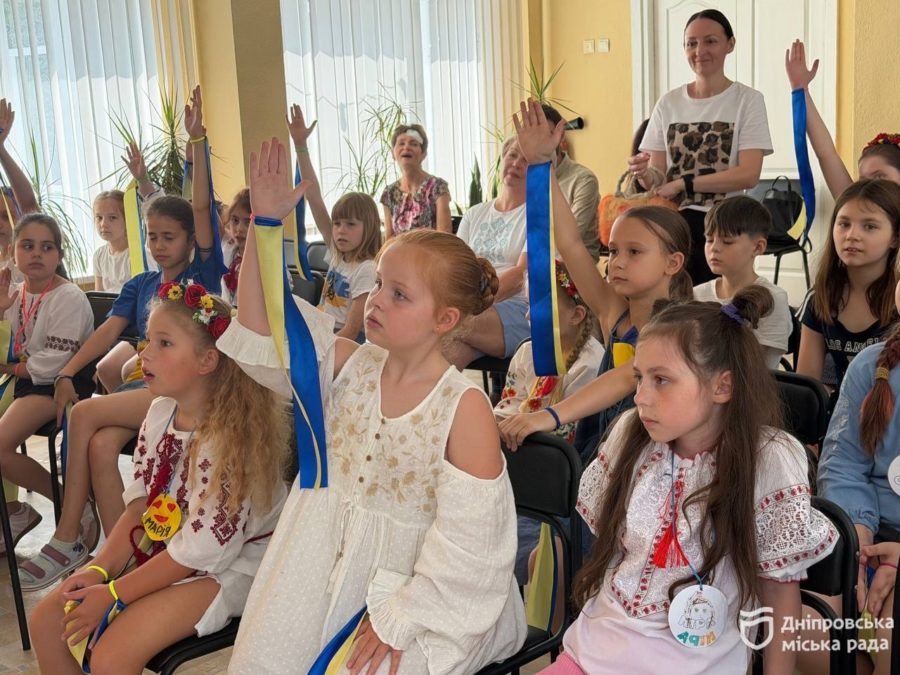 У Дніпрі діти відзначили День Конституції флешмобом, виставкою та творчими майстерками