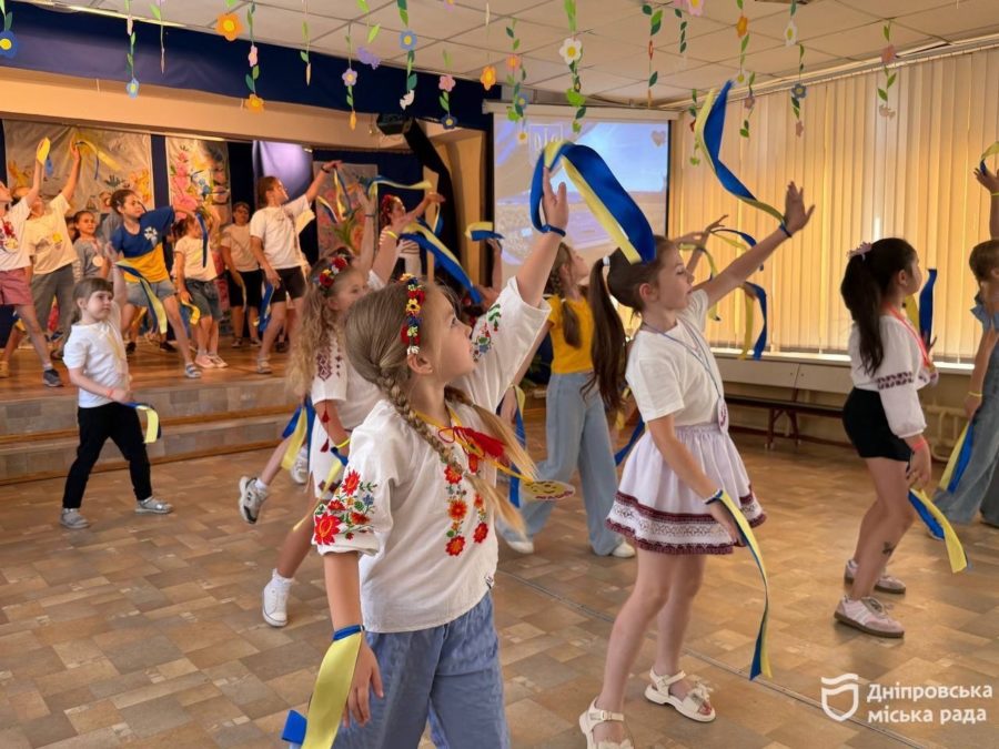 У Дніпрі діти відзначили День Конституції флешмобом, виставкою та творчими майстерками