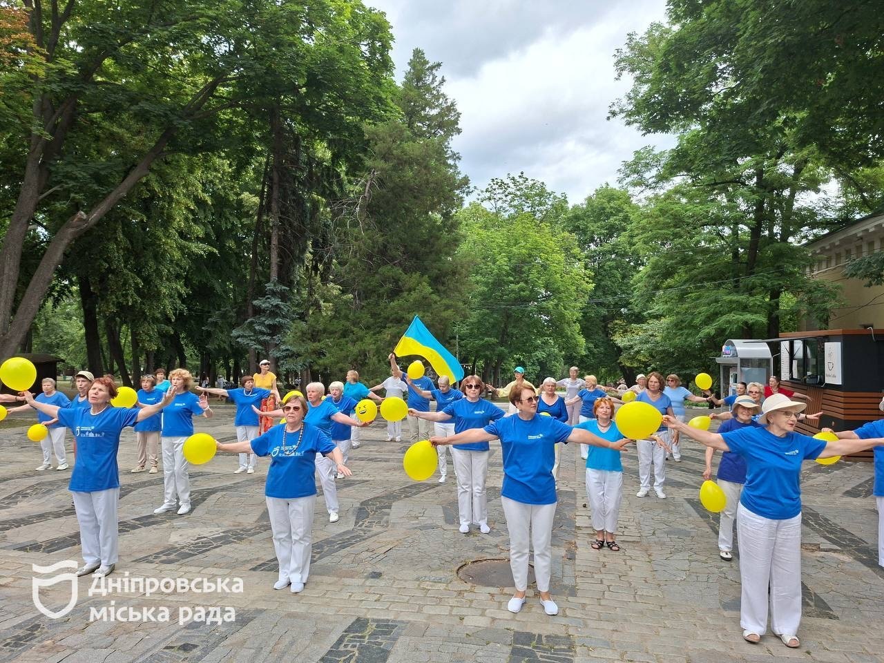 У Дніпрі відкритою оздоровчою зарядкою відзначили День Конституції України учасники УТВ - 28.06.2026