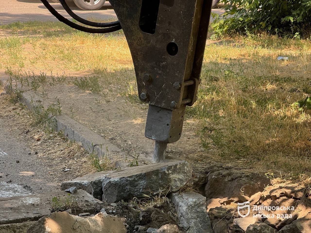 У Дніпрі за зверненнями мешканців ремонтують внутрішньоквартальні дороги: роботи одночасно тривають на трьох локаціях - 30.06.2026