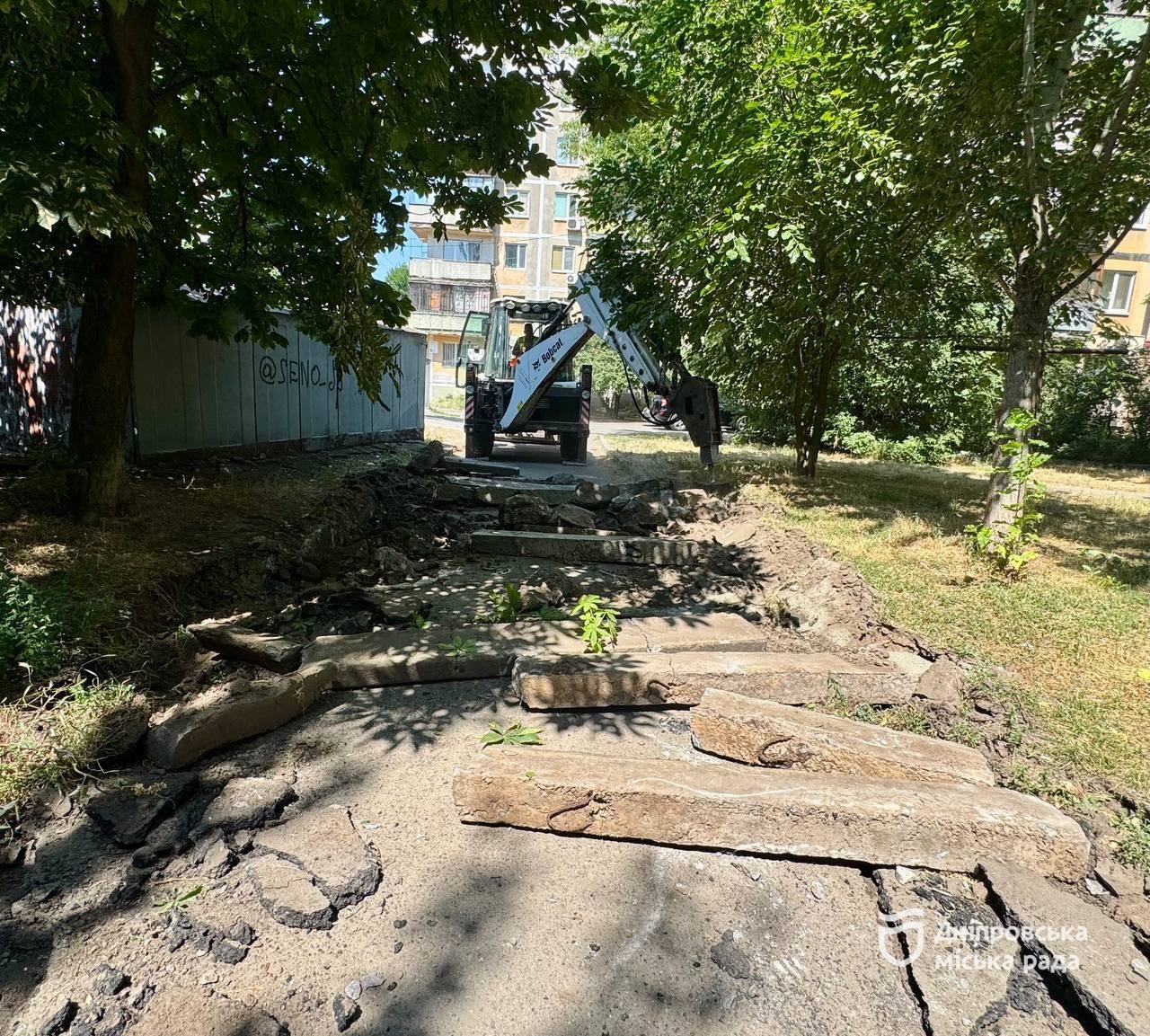 У Дніпрі за зверненнями мешканців ремонтують внутрішньоквартальні дороги: роботи одночасно тривають на трьох локаціях - 30.06.2026