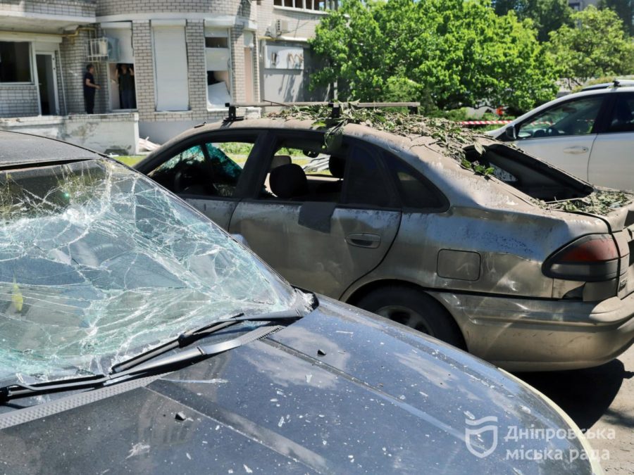 50 пошкоджених будинків і понад 2,1 тисячі вибитих вікон. Філатов розповів про чималі руйнування житлового фонду після нічної атаки