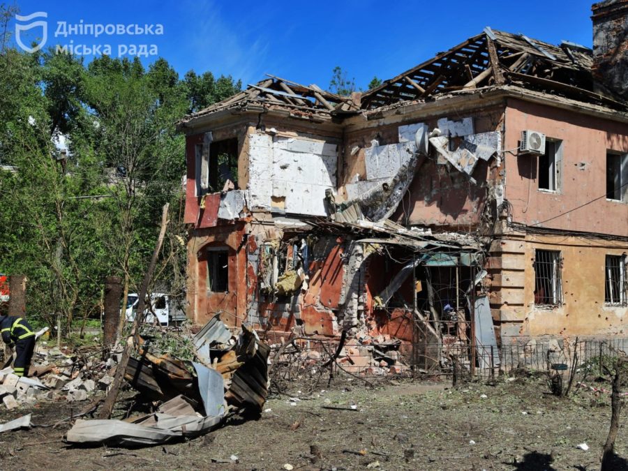 50 пошкоджених будинків і понад 2,1 тисячі вибитих вікон. Філатов розповів про чималі руйнування житлового фонду після нічної атаки 