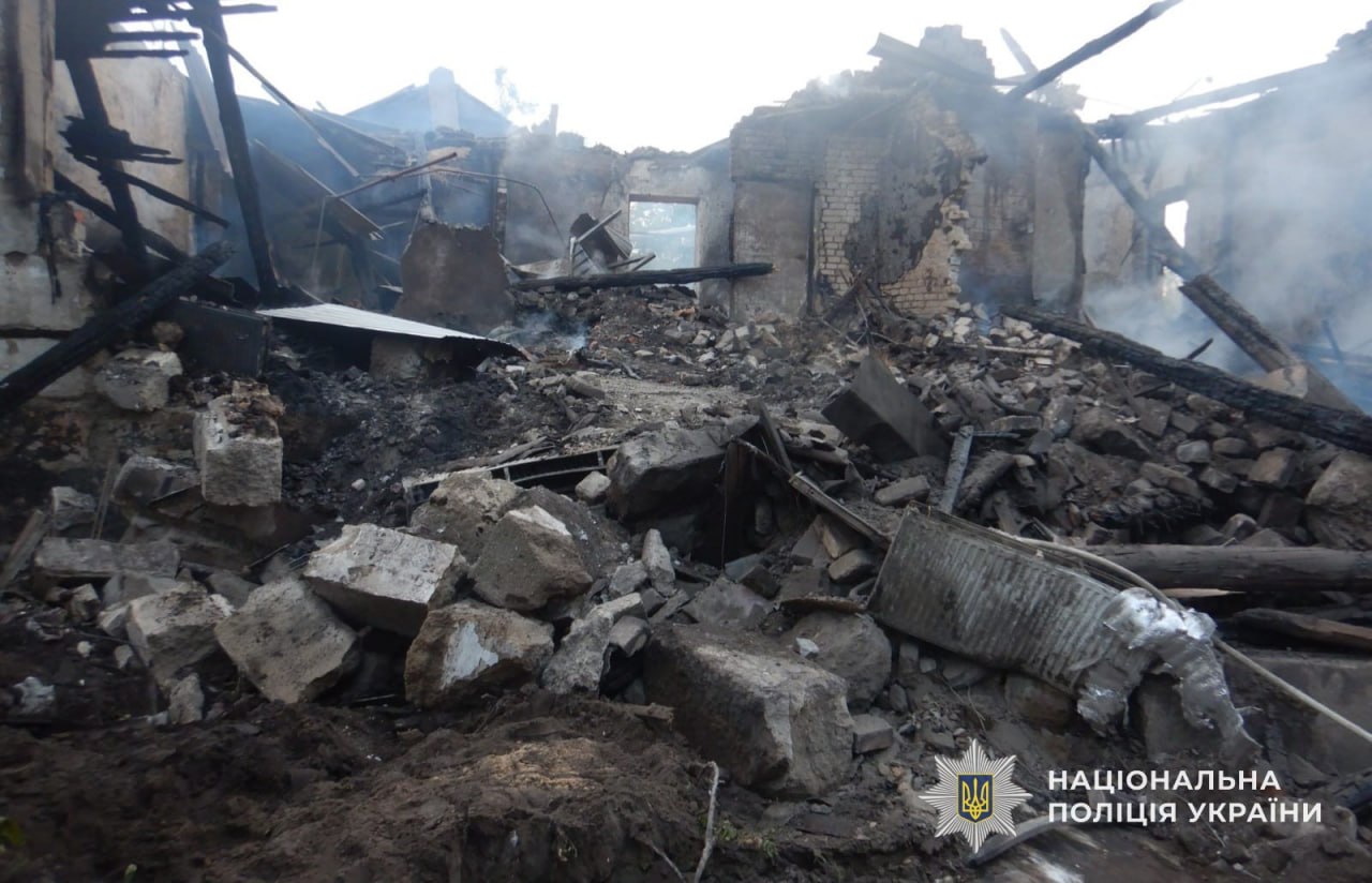 Одна людина загинула, одна поранена: під ворожими ударами знову опинилися приватні будинки на Дніпропетровщині