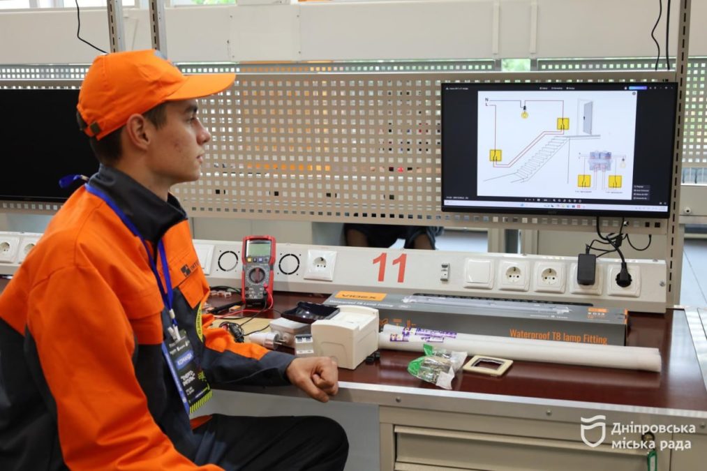 У Дніпрі визначили найкращих молодих електромонтерів на конкурсі DNIPROENERGOPROfi 2026