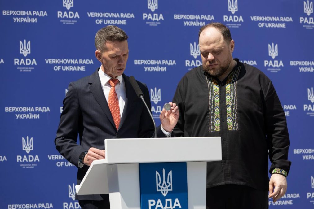 До 30-річчя Конституції України НБУ випустив срібну пам’ятну монету
