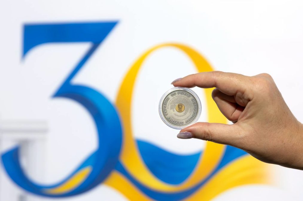До 30-річчя Конституції України НБУ випустив срібну пам’ятну монету