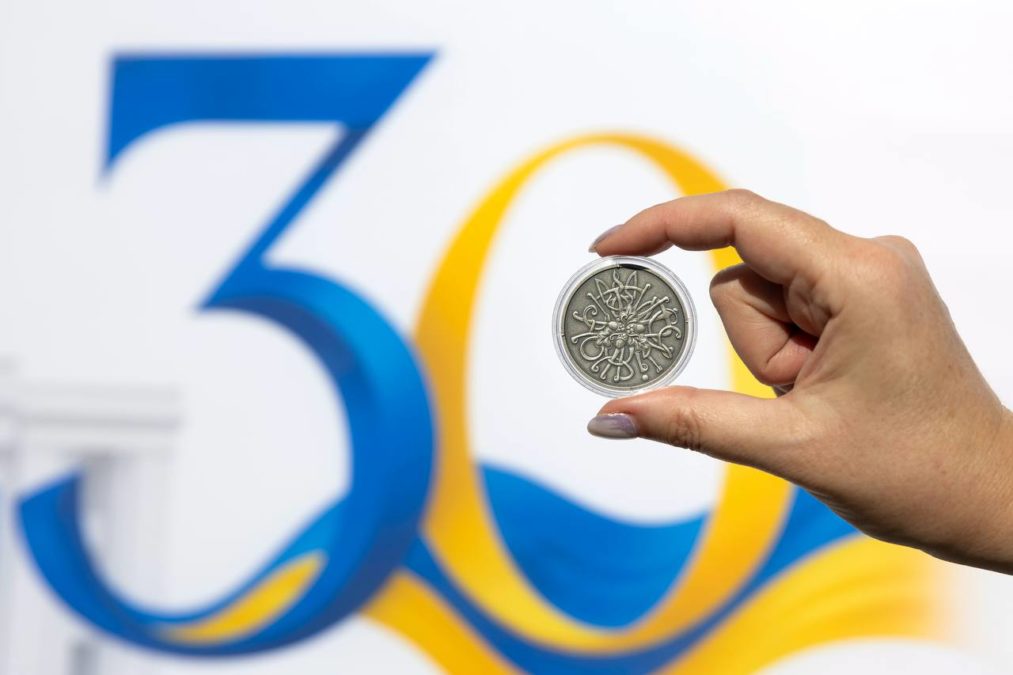 До 30-річчя Конституції України НБУ випустив срібну пам’ятну монету