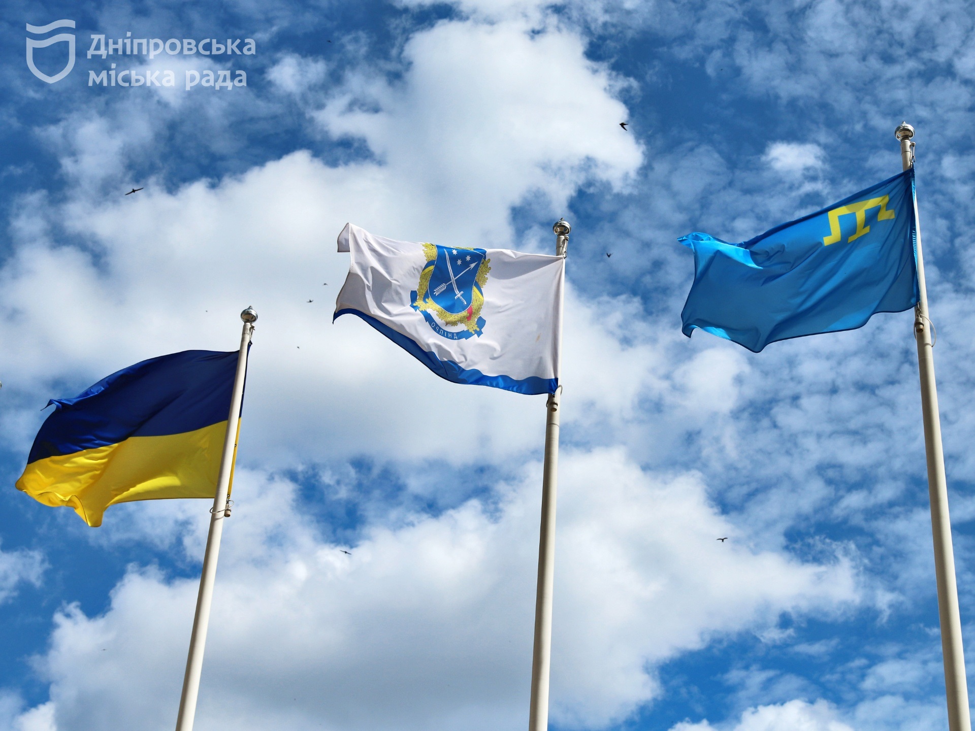 «Приємно що сьогодні наш прапор замайорів поруч із прапором України» — представник кримськотатарського народу про підняття прапора у Дніпрі