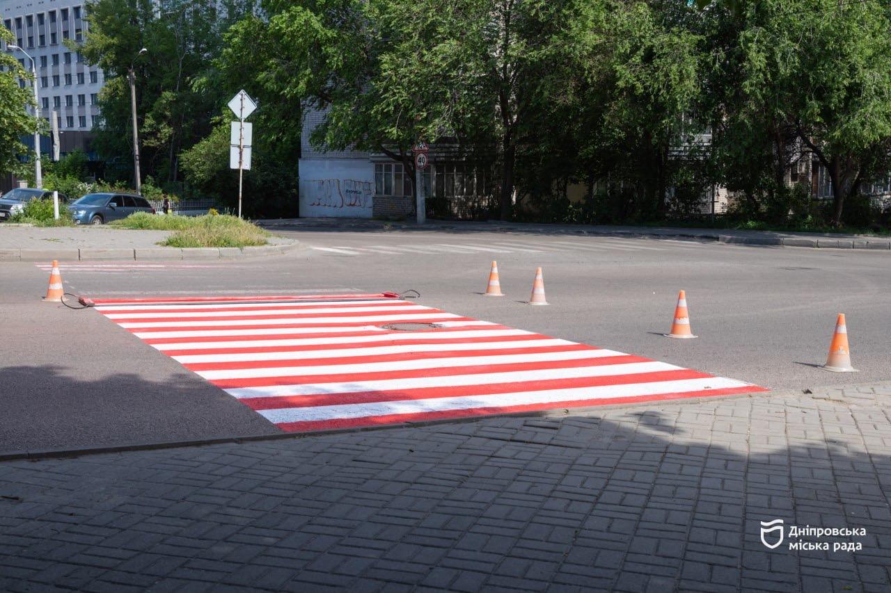 У Дніпрі оновлюють дорожню розмітку та встановлюють делініатори для безпеки руху