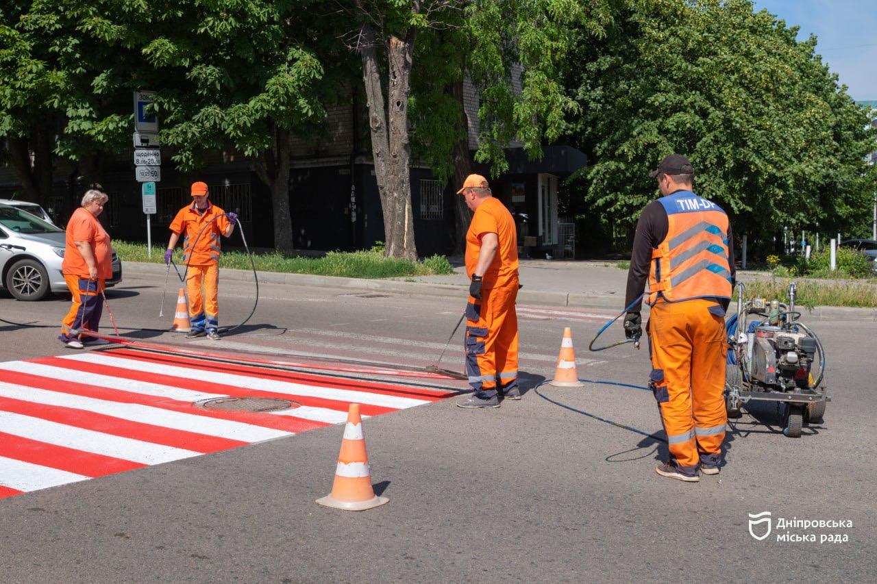 У Дніпрі оновлюють дорожню розмітку та встановлюють делініатори для безпеки руху