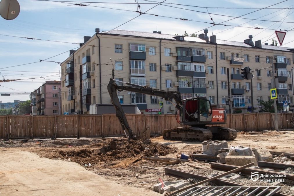 У Дніпрі оновлюють трамвайний переїзд та прилеглу територію