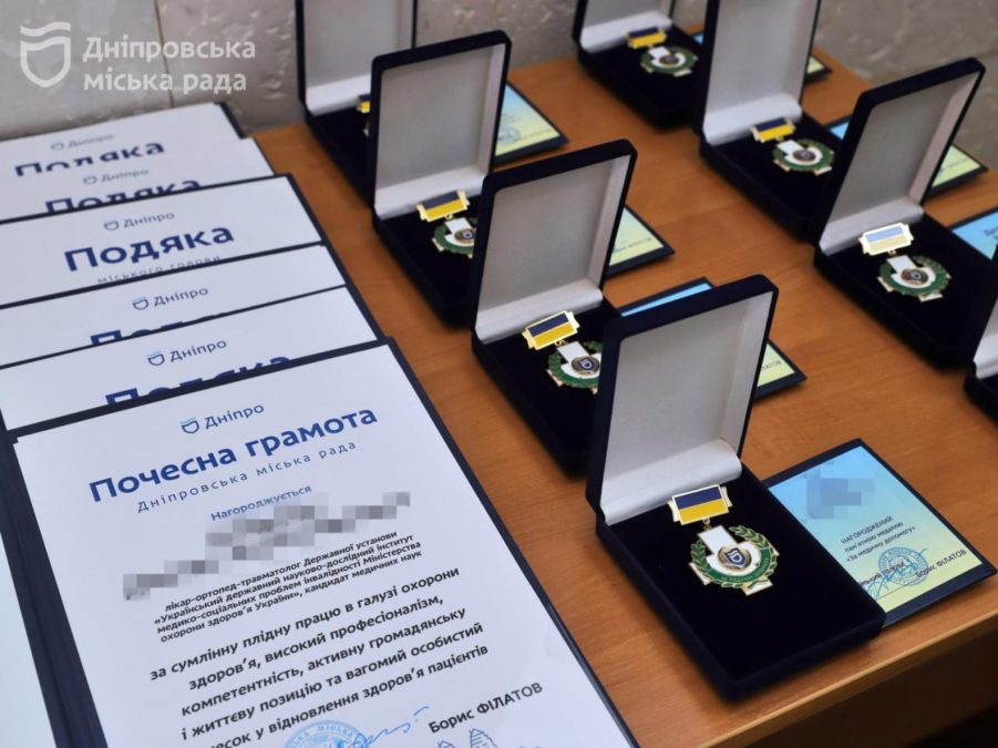 У Дніпрі під час сесії міськради медичним працівникам традиційно вручили почесні нагороди від усього міста