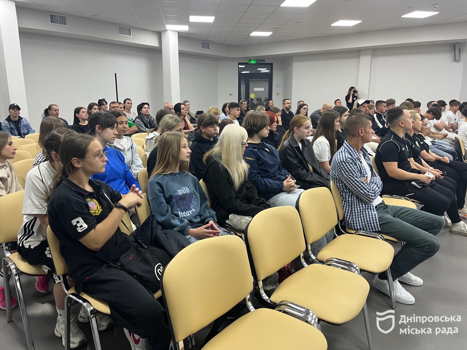 У Дніпрі презентували першу дівочу футбольну команду міської спортивної школи