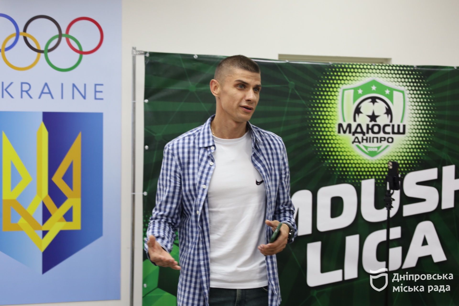 У Дніпрі презентували першу дівочу футбольну команду міської спортивної школи