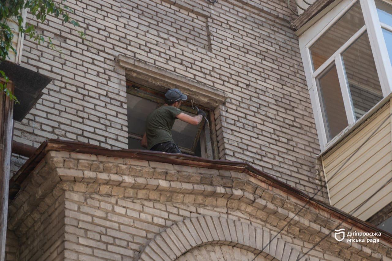 У Дніпрі продовжують відновлювати будинки після ворожих атак
