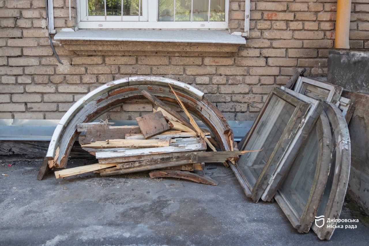 У Дніпрі продовжують відновлювати будинки після ворожих атак