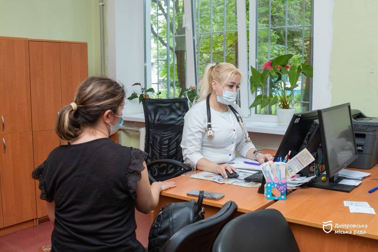 У Дніпрі ремонтують амбулаторію після атаки рф але медичну допомогу не припиняли жодного дня