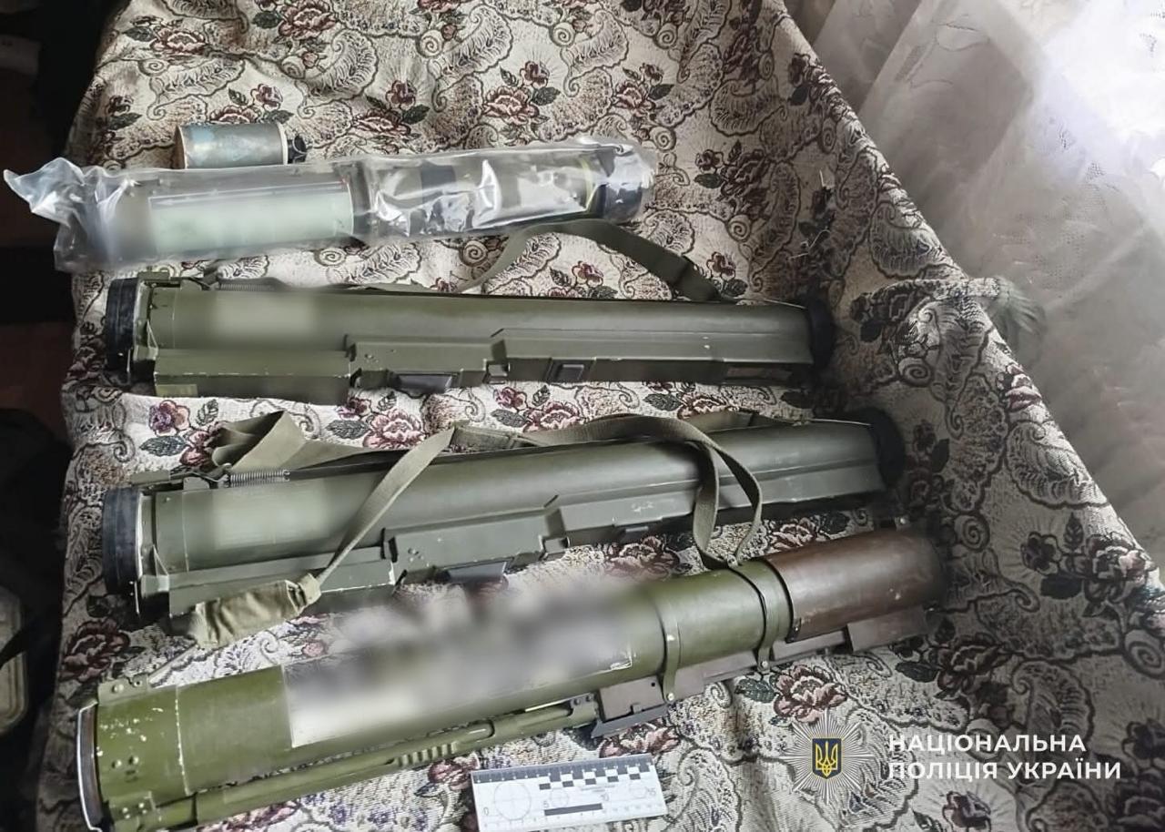 У Кам'янському судитимуть чоловіка у якого вилучили гранатомети пластид і понад 400 набоїв