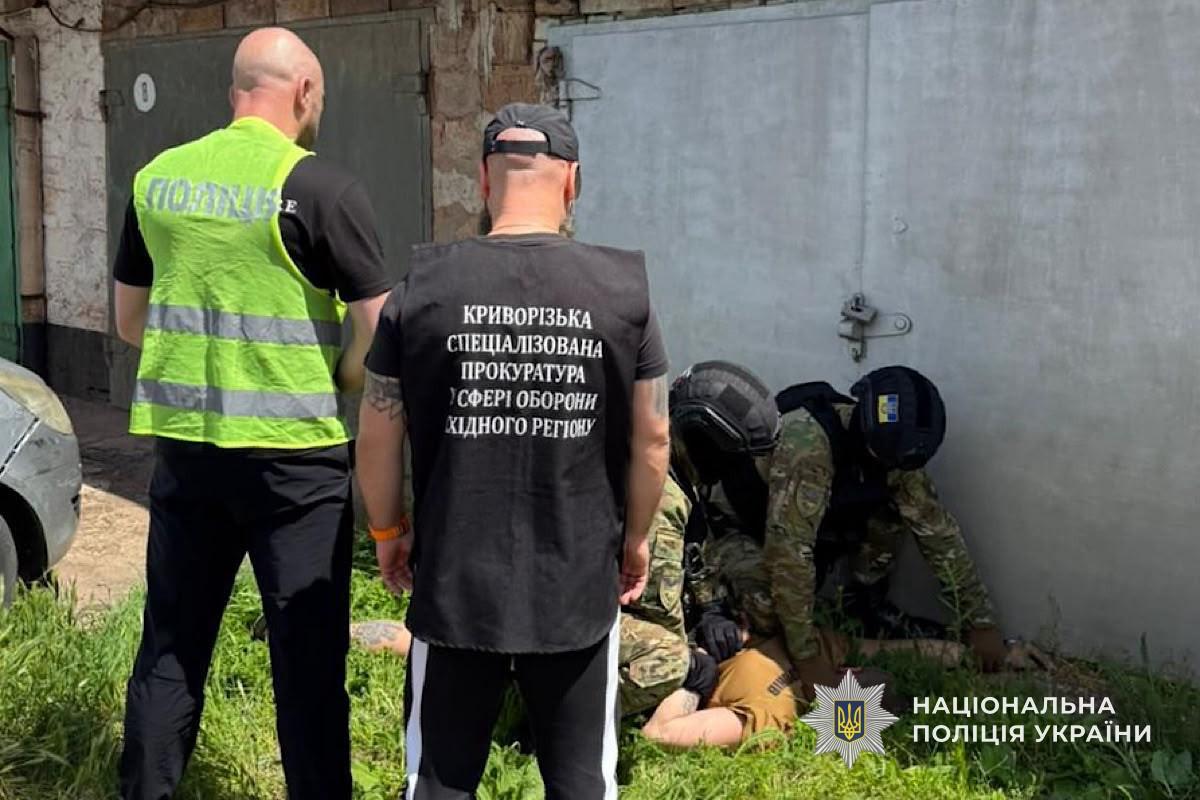 У Кривому Розі затримали військового якого підозрюють у продажі автомата та набоїв