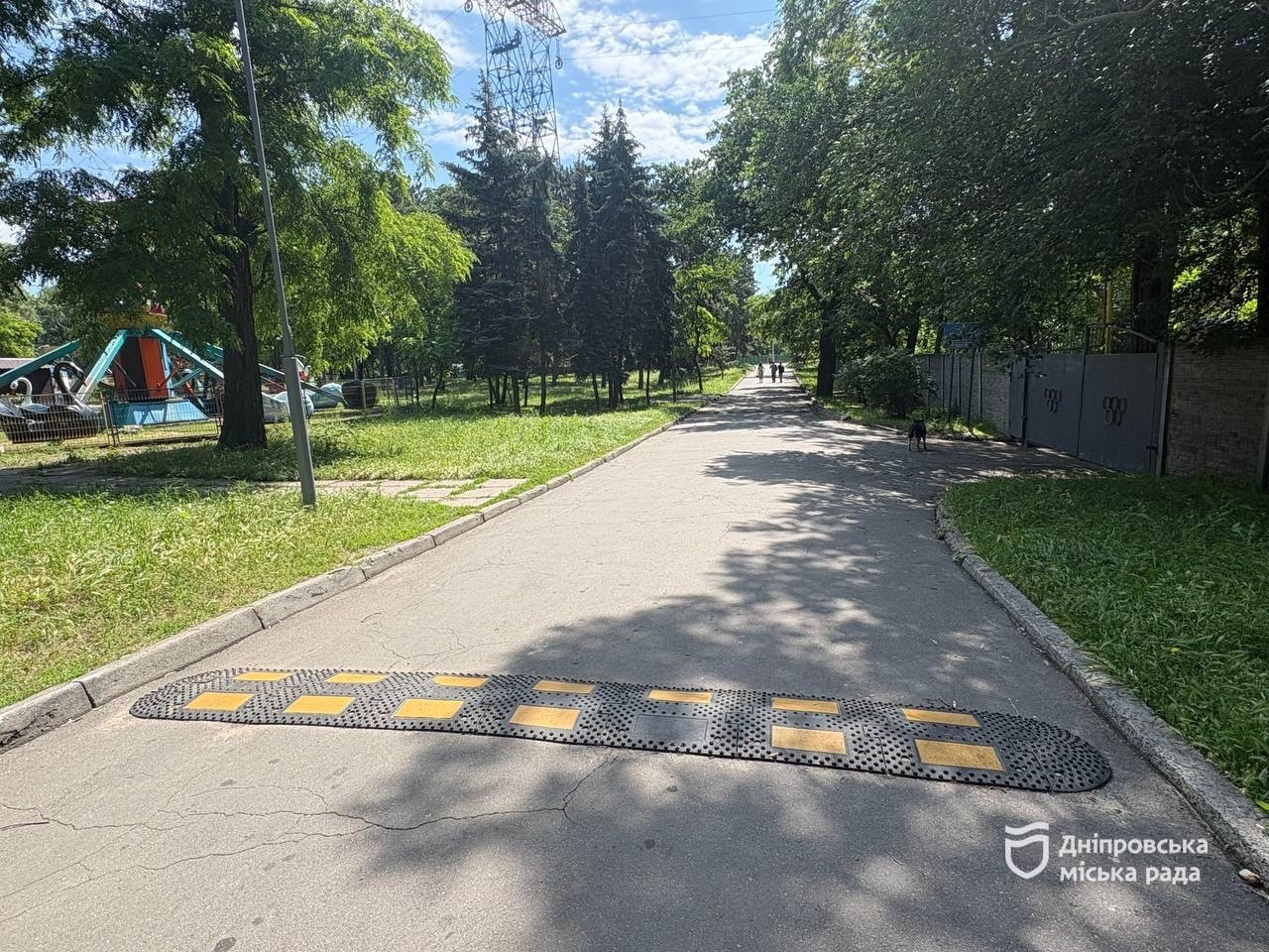 У популярних зонах відпочинку Дніпра встановлюють обмежувачі руху для безпеки відвідувачів