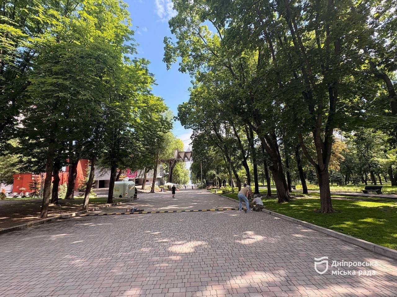 У популярних зонах відпочинку Дніпра встановлюють обмежувачі руху для безпеки відвідувачів