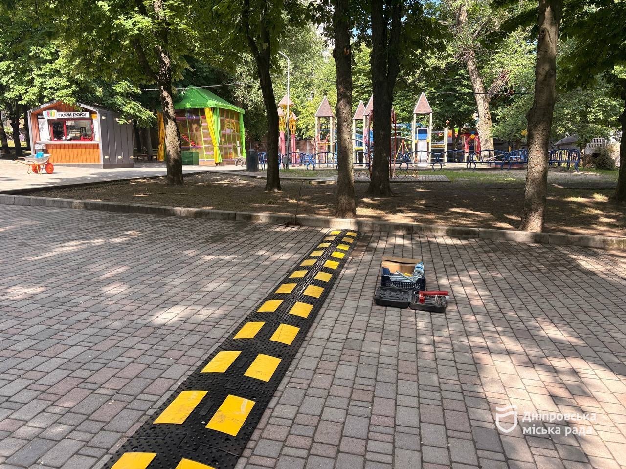 У популярних зонах відпочинку Дніпра встановлюють обмежувачі руху для безпеки відвідувачів