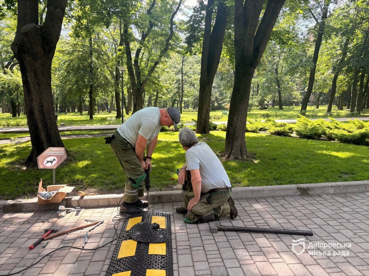 У популярних зонах відпочинку Дніпра встановлюють обмежувачі руху для безпеки відвідувачів