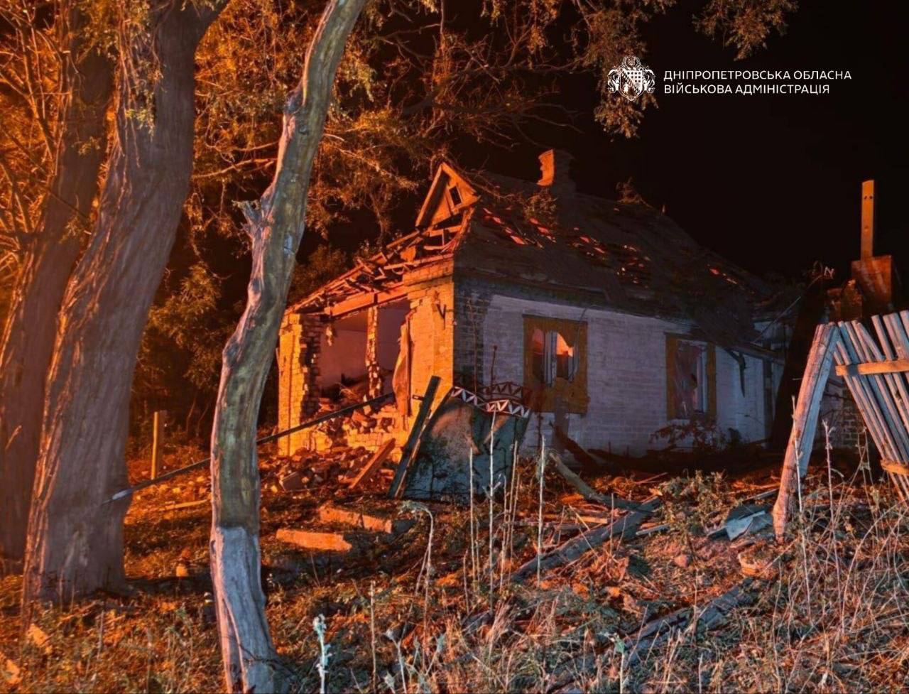 Ворог майже 30 разів атакував Дніпропетровщину поранений чоловік пошкоджені будинки та пожежна частина
