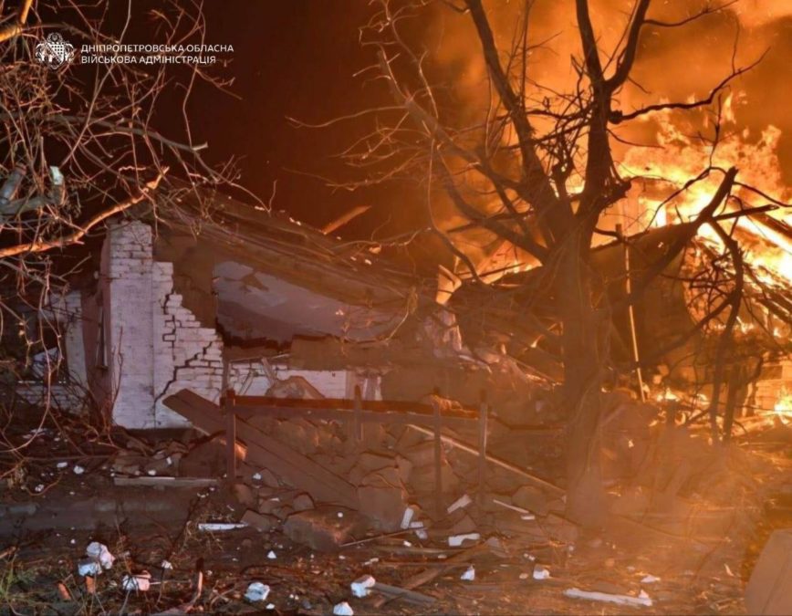 Ворог майже 30 разів атакував Дніпропетровщину поранений чоловік пошкоджені будинки та пожежна частина