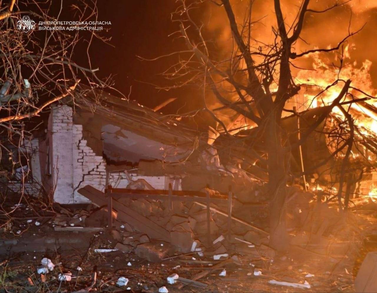 Ворог майже 30 разів атакував Дніпропетровщину поранений чоловік пошкоджені будинки та пожежна частина